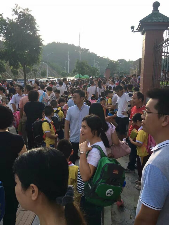 金秋九月開(kāi)學(xué)季，眾家長(zhǎng)齊聚江門(mén)保利大都會(huì)的范羅崗小學(xué)送孩子開(kāi)學(xué)